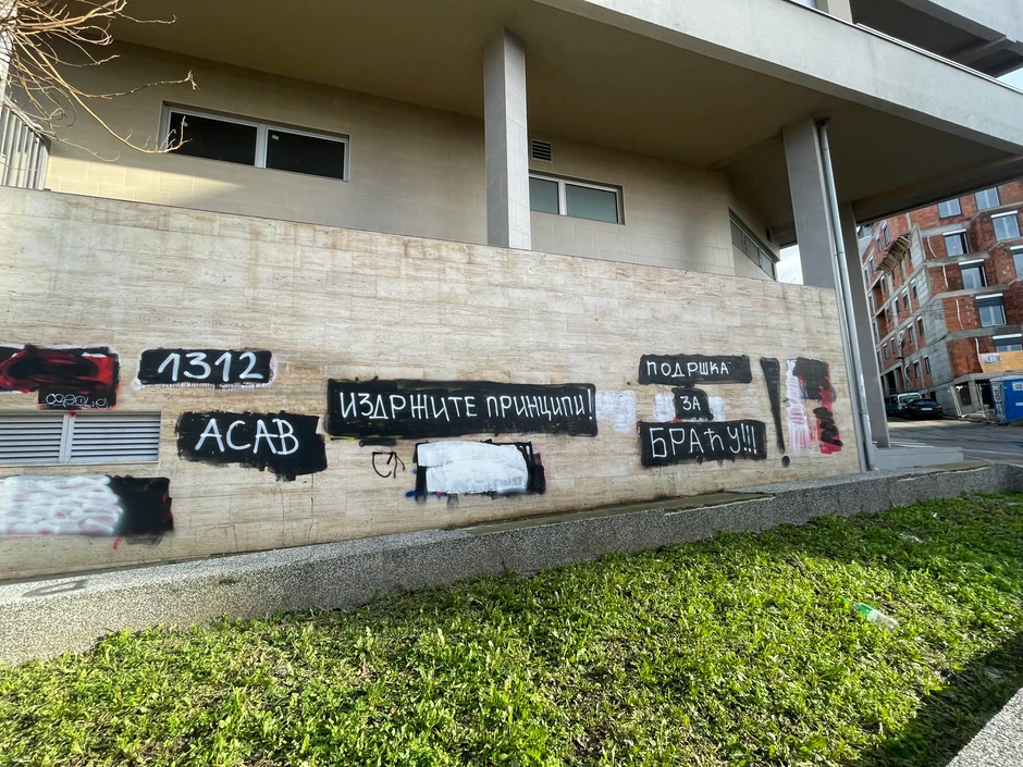 Pored zgrade u kojoj su živeli Belivuk i Miljković stoje poruke podrške