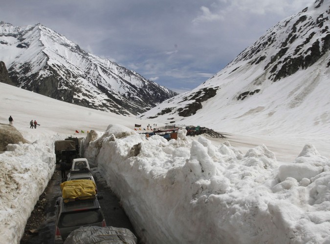 Odśnieżanie drogi w Himalajach