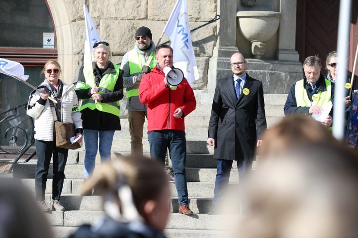 Kolejny protest urzędników w Olsztynie: ‘’Chcemy, aby prezydent nas zauważył’’ [ZDJĘCIA]