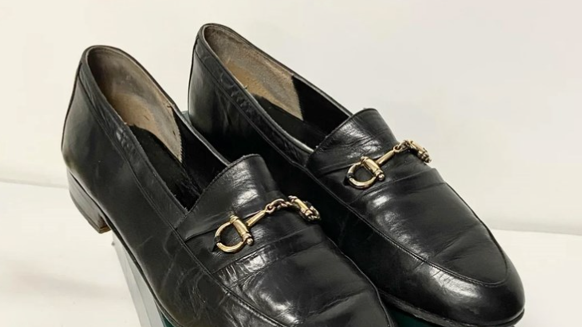 Kupio polovne mokasine za 30 evra, nije ni slutio da su pravo blago: Kada ih je bolje osmotrio, video je da kriju misterioznu priču