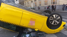 Durva baleset Budapesten: fejre állt egy taxi a körúton – Fotók a helyszínről