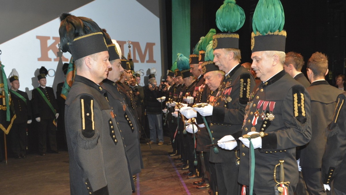 Barbórka to tradycyjne święto górnicze, obchodzone 4 grudnia, w dniu patronki górników, św. Barbary. - To najważniejszy dzień dla całej górniczej braci, która wykonuje zawód wymagający odwagi, siły charakteru oraz poczucia zawodowej solidarności i współodpowiedzialności za działanie. Życzę spokojnej, bezpiecznej pracy oraz zawsze szczęśliwych powrotów do domu – mówiła marszałek Elżbieta Polak w Lubinie na spotkaniu z Herbertem Wirthem, prezesem KGHM Polska Miedź S.A. W uroczystości wręczenia odznaczeń, szpad górniczych i wyróżnień jubileuszowych górnikom udział wziął także minister środowiska Maciej Grabowski.