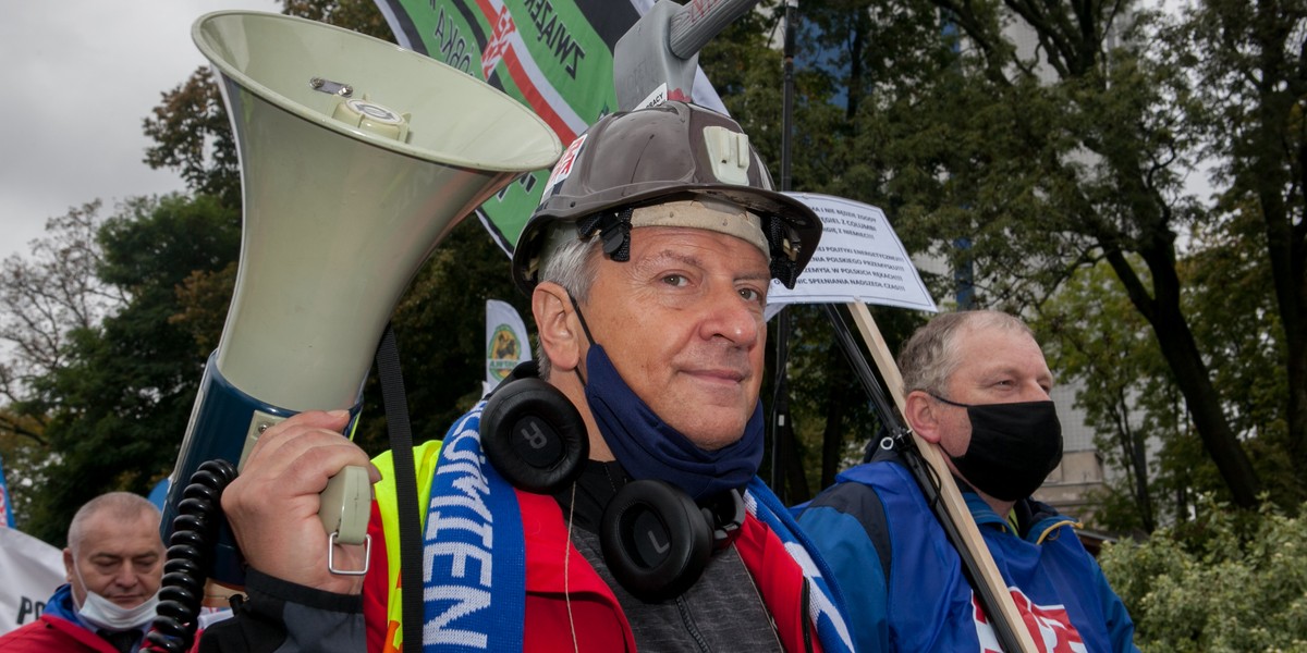 Na początku października 2020 związkowcy protestowali w obronie miejsc pracy. Teraz krytycznie oceniają rządowy projekt umowy społecznej i pracują nad własną propozycją.