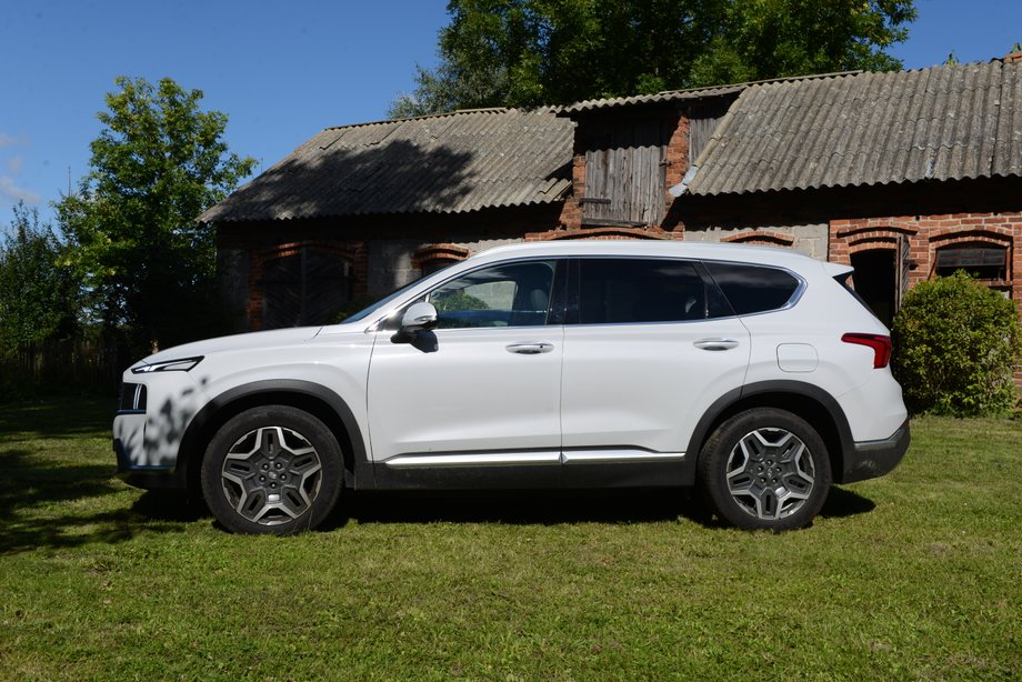 Hyundai Santa Fe z profilu wygląda jak klasycznych SUV, jak wiele porusza się po naszych ulicach. Uwagę zwracają detale, jak srebrna listwa, czy też dyskretny spoiler z tyłu.