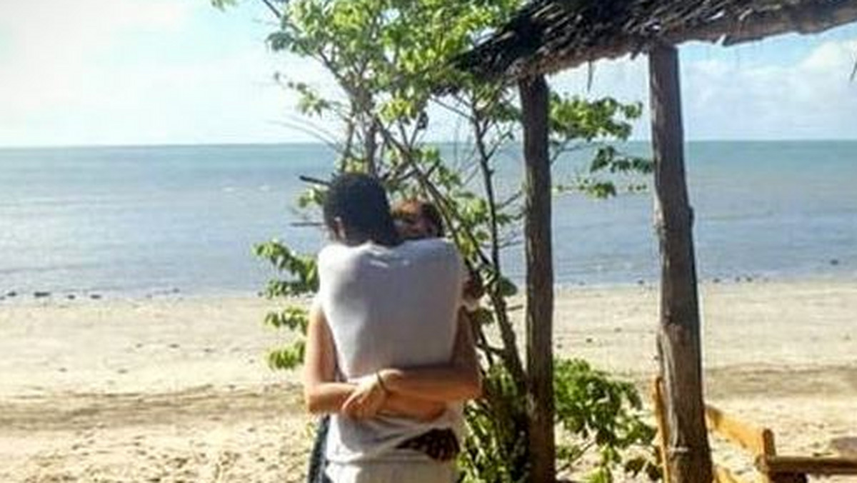 W serwisie Imgur pojawiło się zdjęcie przytulającej się pary na plaży. W fotografii nie byłoby nic dziwnego, gdyby nie... nogi. Przyjrzyjcie się i nie dajcie się zwieść swojemu wzrokowi.