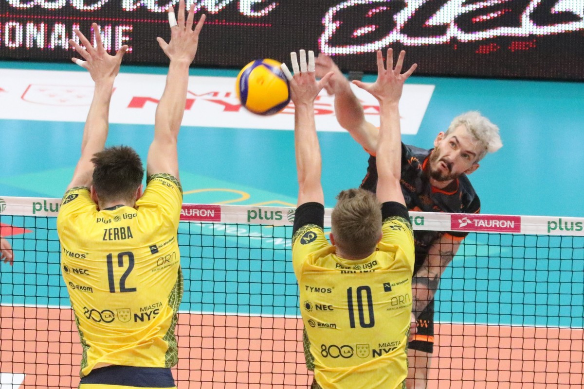 Siatkarze PGE Stali Nysa Nicolas Zerba (L) i Remigiusz Kapica (C) oraz Tomasz Fornal (P) z Jastrzębskiego Węgla podczas meczu Ekstraklasy