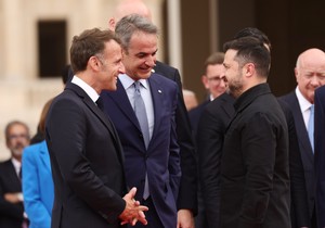Emanuel Makron, Kirijakos Micotakis i Volodimir Zelenksi tokom samita Koalicije voljnih u Parizu 13. jula