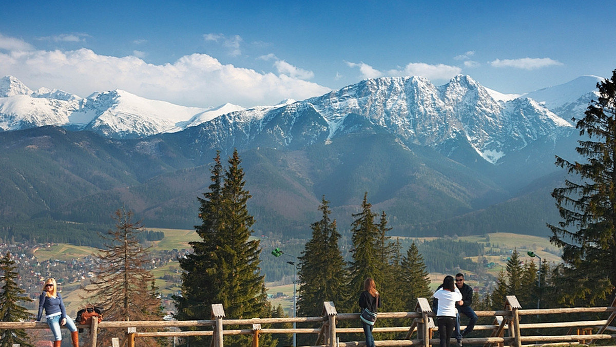 Będąc w Tatrach, nie warto od razu robić wyprawy na Rysy. Na początek lepiej wybrać się na mniej wymagające zakopiańskie szlaki turystyczne. Na nich też będziemy podziwiać wspaniałe widoki i górskie panoramy w jedynym paśmie górskim w Polsce o rzeźbie alpejskiej.