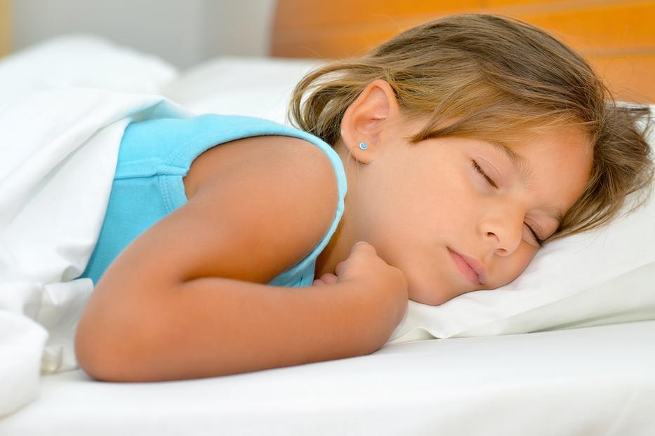 A te gyereked mennyit alszik? Ennyit kellene!