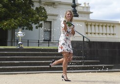 Zwyciężczyni Australian Open w mini i szpilkach. Angelique Kerber pozowała z trofeum. ZDJĘCIA