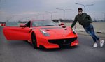 Kuba Wojewódzki znów chwali się prędkością Ferrari. Prezenter żartuje z ostatniej afery