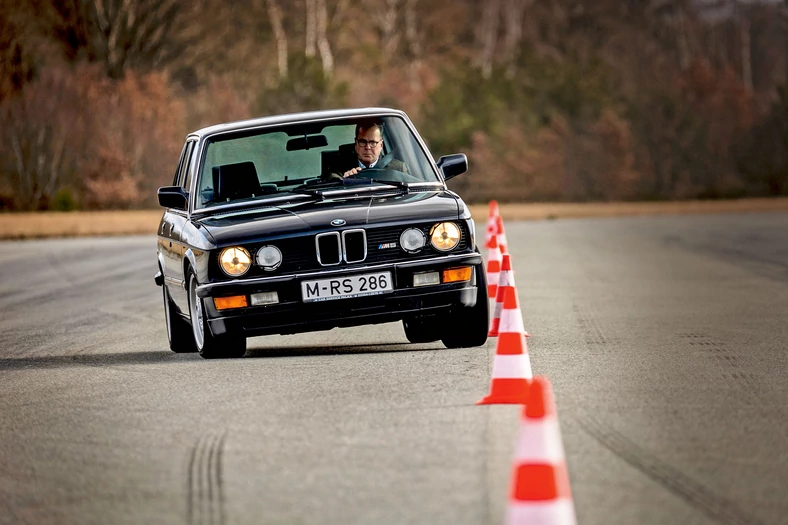 BMW M5 jest obniżone i utwardzone w stosunku do zwykłej "piątki", ale mimo to nieco kołysze się na boki. Za to zakres kontroli nad autem jest szerszy.