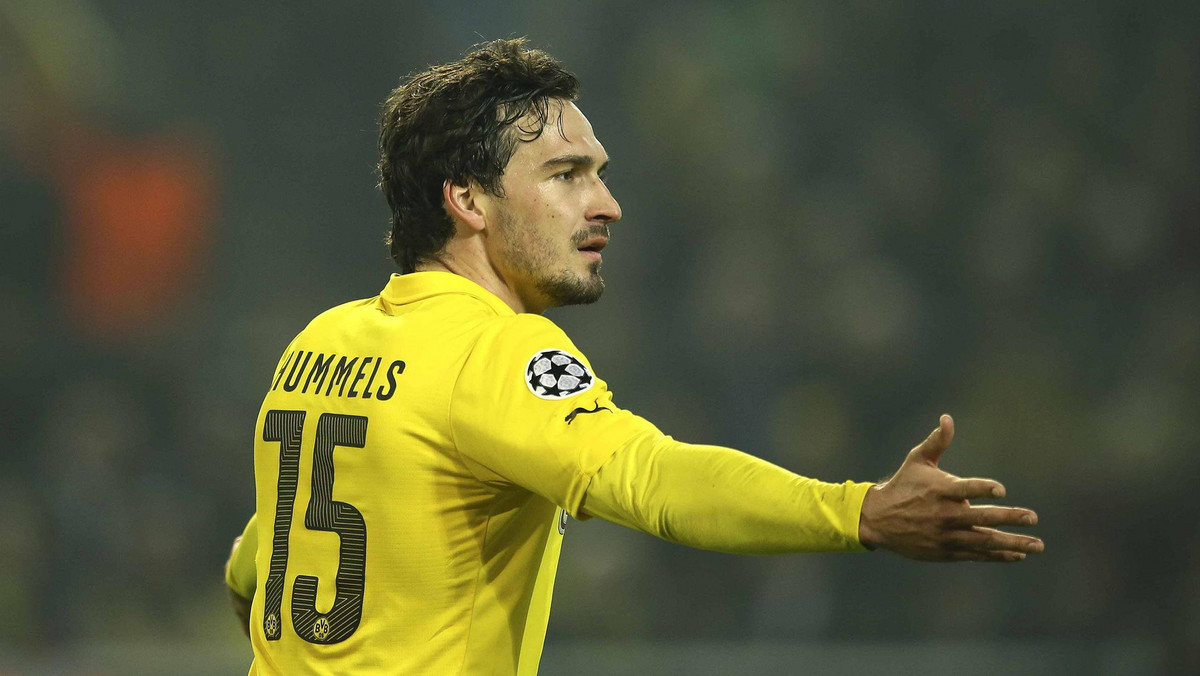 Obrońca Borussii Dortmund Mats Hummels otwarcie przyznał, że informacje o jego transferze do Manchesteru United są wyssane z palca. Reprezentant Niemiec wyjaśnił również na Twitterze, że nie składał żadnej obietnicy działaczom Czerwonych Diabłów.