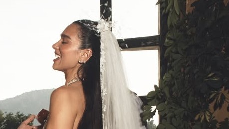 Dua Lipa na oficiálnych svadobných fotkách.