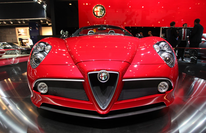 Paris Motor Show - od 2 października będzie można oglądać samochody najlepszych marek – Alfa Romeo 8C Spider.  Fot: Chris Ratcliffe/Bloomberg