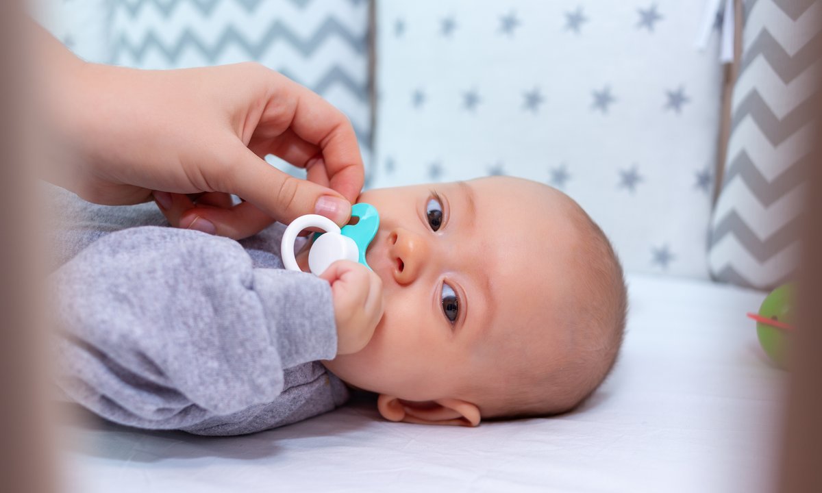 Niebezpieczna substancja w smoczkach dla niemowląt popularnych marek. "Skutki są rozległe"