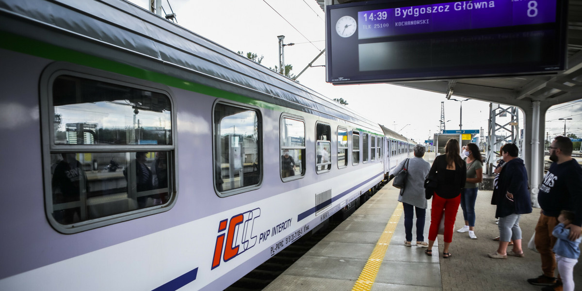 - Kary naliczone za okres styczeń-sierpień 2021 roku dotyczyły głównie opóźnień pociągów (ponad 7,57 mln zł) oraz niezgodnego zestawienia składów pociągów (6,79 mln zł) - informuje PKP Intercity. 
