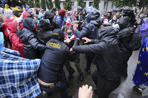 GRUZIJA USVOJILA KONTROVERZNI "RUSKI ZAKON" Sukob policije i demonstranata ispred parlamenta, 20 uhapšenih (FOTO)