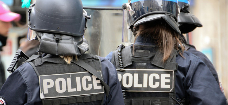 Uzbrojony napastnik wziął zakładników pod Paryżem. Dwie osoby postrzelone