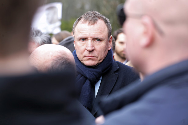 Warszawa, 05.03.2020. Prezes Zarządu TVP S.A. Jacek Kurski (C) na Cmentarzu Powązkowskim w Warszawie, 5 bm. Trwają uroczystości pogrzebowe aktora Pawła Królikowskiego. Artysta zmarł 27 lutego br. po ciężkiej chorobie, miał 58 lat. (amb) PAP/Tomasz Gzell