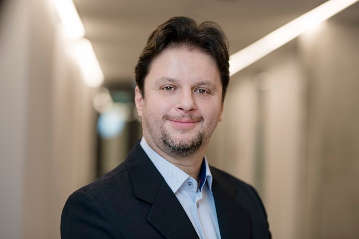 Marcin Karolak | Prawnik - jest absolwentem wydziału Prawa i Administracji na Uniwersytecie Warszawskim. Podyplomowo ukończył również prawo brytyjskie i hiszpańskie