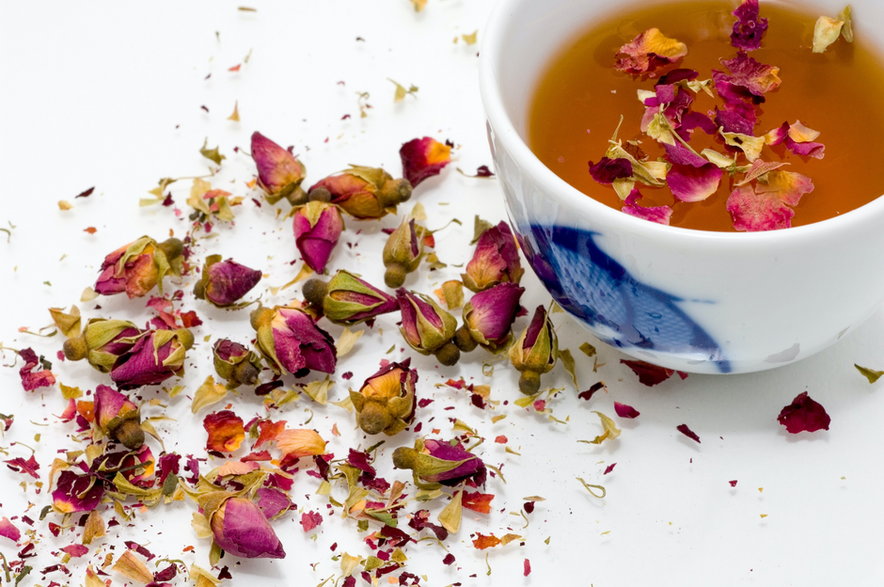 Herbata z dzikiej róży - Marco Secchi/unsplash.com