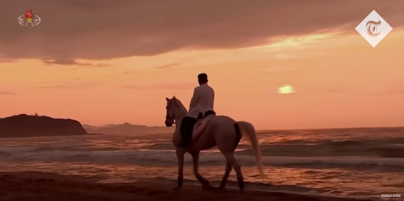 Kim Dzong Un na białym koniu podziwia wschód słońca. Fragment propagandowego filmu opublikowanego w rządowej, koreańskiej telewizji. (youtube.com/TheTelegraph)