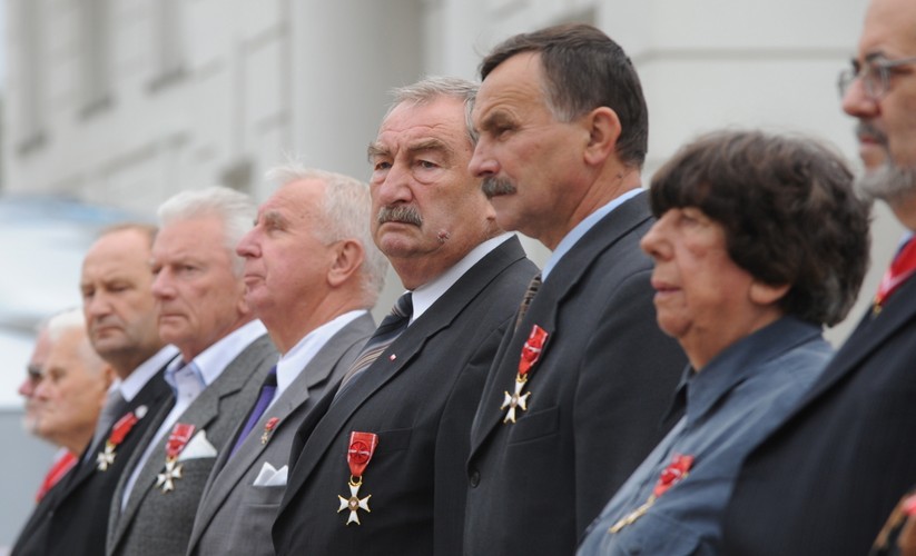 Warta honorowa przed Pałacem Prezydenckim, dla upamiętnienia Lecha i Marii Kaczyńskich oraz osób zmarłych w katastrofie smoleńskiej