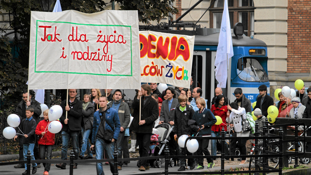 "Radio Kraków": Blisko pół tysiąca osób przeszło dzisiaj przez Kraków w "Marszu dla życia i rodziny". Rodzice wraz z dziećmi wyruszyli z Placu Matejki w centrum miasta do parku Jordana obok Błoń.