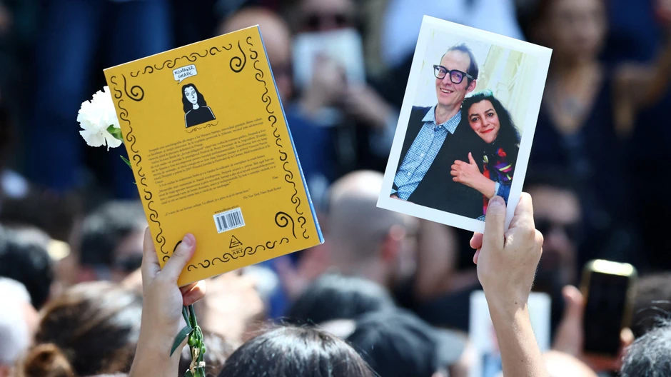 Persepolis i fotografija Satrapi i njenog supruga Matijasa Ripe (preminulog 2025. godine) na njenoj sahrani | Foto: Reuters