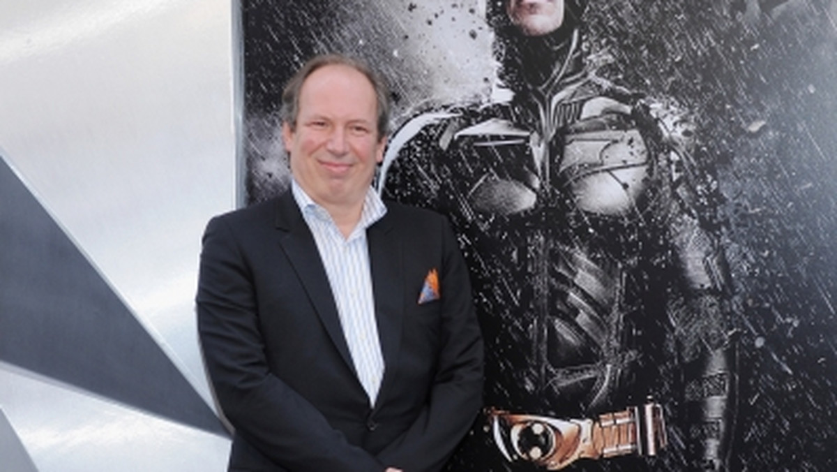 Hans Zimmer, autor ścieżki dźwiękowej do filmu "Mroczny Rycerz powstaje", opublikował na swoim profilu na Facebooku nowy utwór zatytułowany "Aurora". Dochód ze sprzedaży singla zasili konto na rzecz osób poszkodowanych w wyniku strzelaniny w Denver.