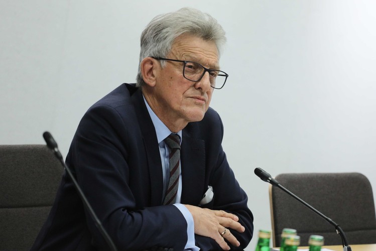 <strong>25. Stanisław Piotrowicz</strong>
<br></br>
sędzia Trybunału Konstytucyjnego
<br></br>
Człowiek, który wywołał w ostatnim roku ogrom emocji. Trudno się dziwić, bo prokurator oskarżający w stanie wojennym, który z mównicy sejmowej skanduje hasło „precz z komuną”, to bez wątpienia postać nietuzinkowa. Emocje związane były oczywiście z wyborem Stanisława Piotrowicza na stanowisko sędziego Trybunału Konstytucyjnego. Zgłaszająca go formacja polityczna (PiS), której zresztą przez wiele lat był prominentnym działaczem partyjnym, od dawna przekonuje, że nie ma w polskim wymiarze sprawiedliwości miejsca dla „komunistycznych sędziów”. Jak widać, nie dotyczy to Trybunału Konstytucyjnego. Ewentualnie przeszkadzają tylko sędziowie z czasów komuny, ale prokuratorzy już nie.
<br></br>
Prezydent Andrzej Duda tak się ucieszył na myśl o przyjęciu od Piotrowicza ślubowania, że aż uczynił to przy zgaszonym świetle. I wyjątkowo – co jest ewenementem – nie zachowały się żadne zdjęcia z tej zacnej uroczystości. 
<br></br>
PSŁ