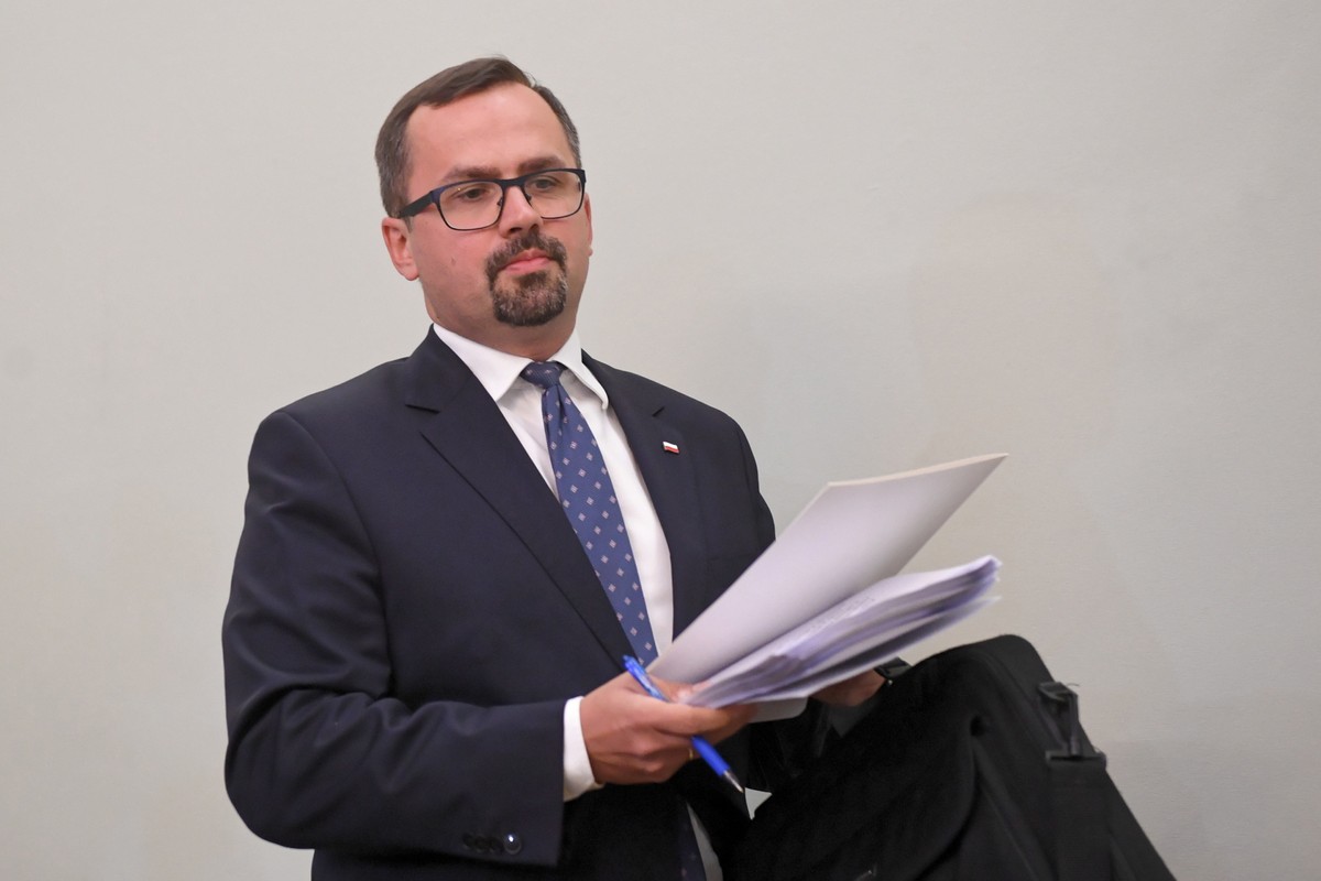 Komisja śledcza ds. wyłudzeń podatku VAT zakończyła przesłuchiwanie świadków. Po roku prac przewodniczący komisji Marcin Horała z Prawa i Sprawiedliwości odczytał projekt końcowego raportu z prac komisji. W trakcie odczytywania przewodniczący wyjaśnił na czym polegało oszustwo.