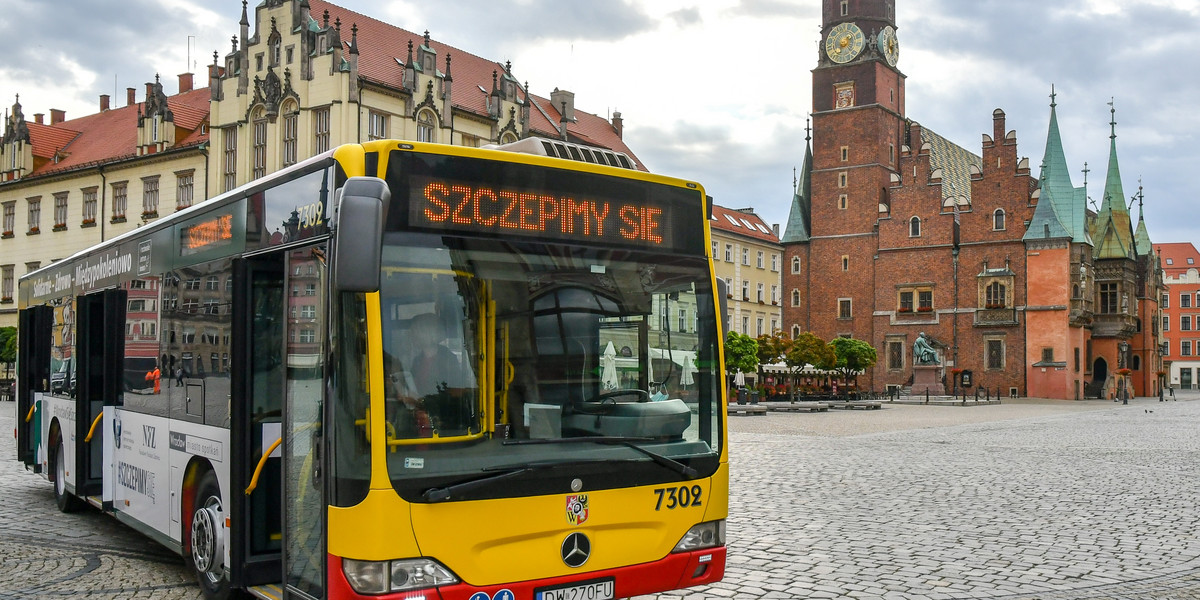 Szczepciobus to autobus MPK, w którym można zaszczepić się na COVID-19 bez wcześniejszej rejestracji.