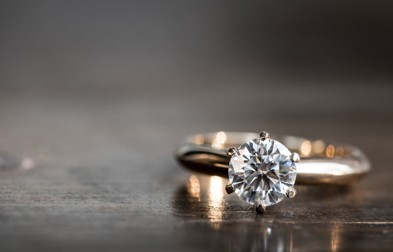 Zerwane zaręczyny: Czy należy zwrócić pierścionek zaręczynowy?