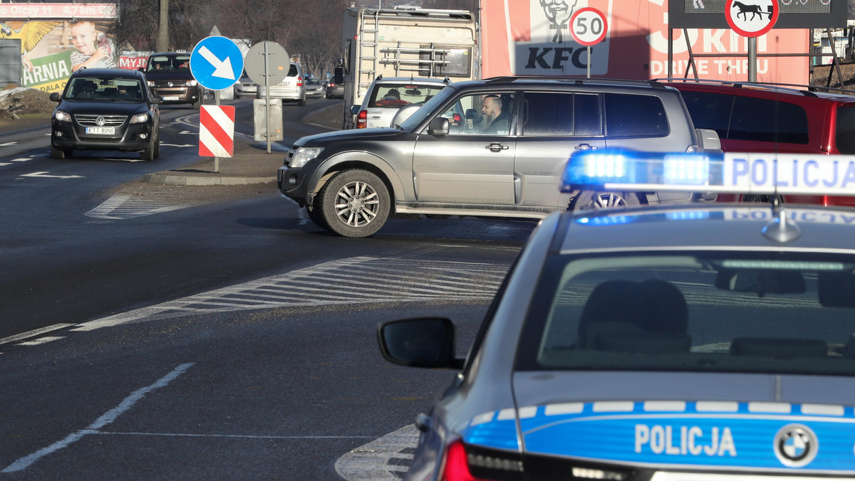 Pijany kierowca uciekał policji. Został obezwładniony na swojej posesji