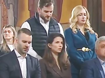PREMIJER NA USKRŠNJOJ LITURGIJI U PODGORICI: Supruga Milena ZABLISTALA, a NJEGOVE REČI dirnule sve vernike (FOTO)