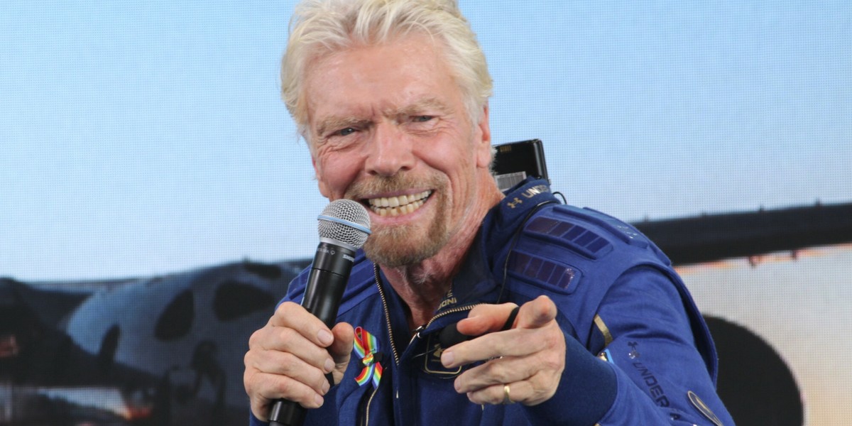 Richard Branson poleciał na krawędź kosmosu maszyną swojej firmy Virgin Galactic. Kurs spółki wystrzelił po tej podróży. 