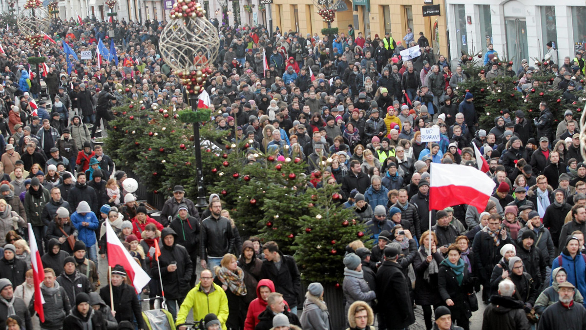 Niemiecki "Bild" skomentował sytuację na polskiej scenie politycznej oraz ostatnie demonstracje w obronie Trybunału Konstytucyjnego. "Naród jest gotów bronić demokracji przed fanatykami" - czytamy na łamach dziennika. Autorzy tekstu krytykują PiS: "haniebne jest, że teraz samozwańczy wybawca Polski niszczy fundamenty demokracji" - pisze autor tekstu.