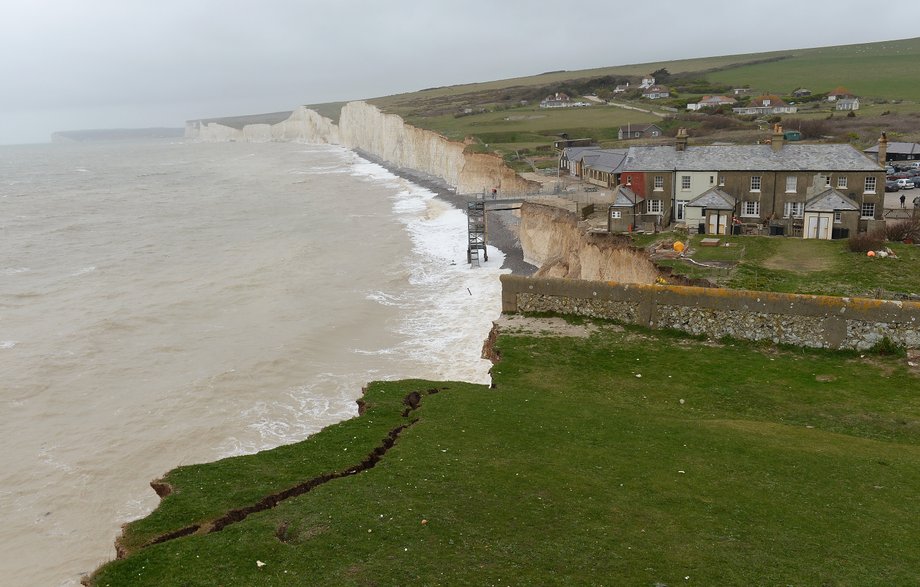 An image from 2014 showing a large crack in a cliff near where Kim fell. Such cracks are common in the area.