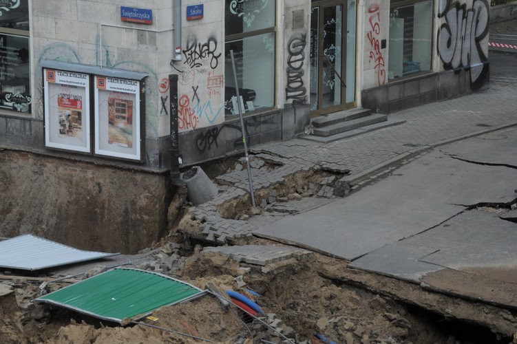 Awaria na budowie II linii metra w Warszawie - osuwisko na rogu ulic Świętokrzyskiej i Szkolnej (6)