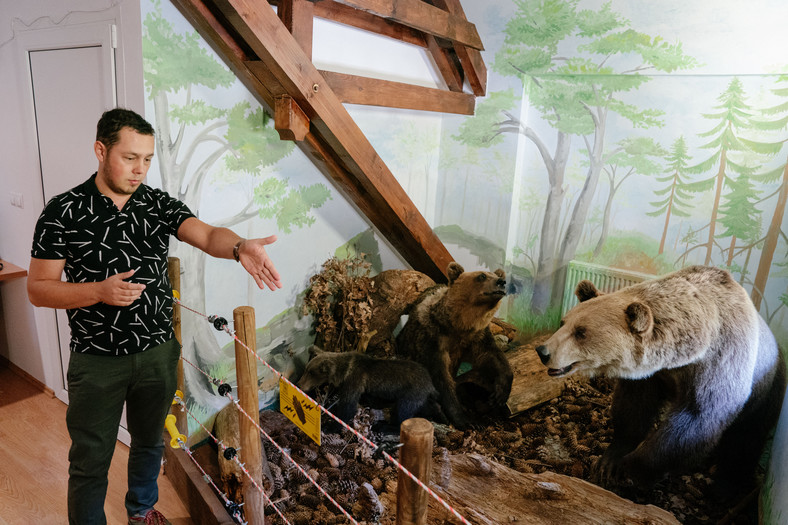Biolog Istvan Imecs demonstruje prawidłową instalację ogrodzenia elektrycznego chroniącego przed niedźwiedziami