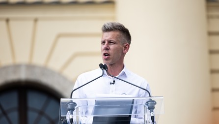 Egy nő testére került Magyar Péter arca – Egész pontosan erre a testrészére, rögtön mondjuk is, hogyan – videó