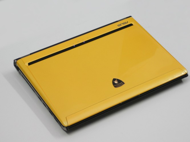 Ognisty żółty jak zerwany z maski samochodu