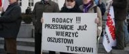 Manifestacja PiS ws. emerytur; "Żuj gumę "Donald". Naród zrobiony w balona"