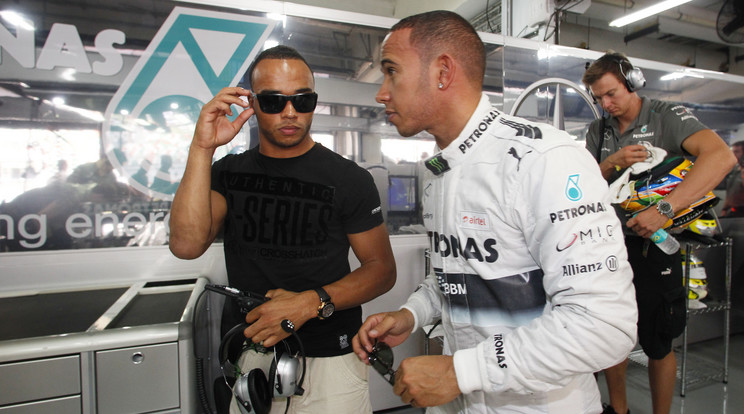 Nicolas (balra) és Lewis Hamilton jó testvérek/Fotó: AFP