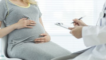 Kontrola ZUS na zwolnieniu w ciąży. Ponad 5 tysięcy spraw w 2025 roku, wiele z nich kończy się w sądzie