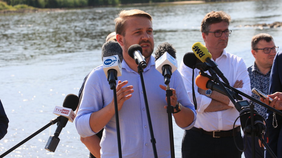 Jacek Ozdoba (w środku) i Przemysław Daca (obok) podczas konferencji prasowej w Cigacicach (11.08.2022)