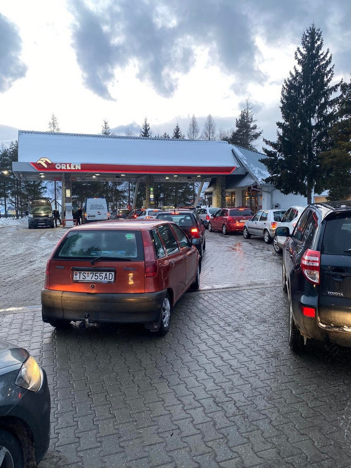 Kolejka samochodów, których kierowcy chcą zatankować na stacji w polskiej Jabłonce. Większość aut jest na słowackich tablicach rejestracyjnych.