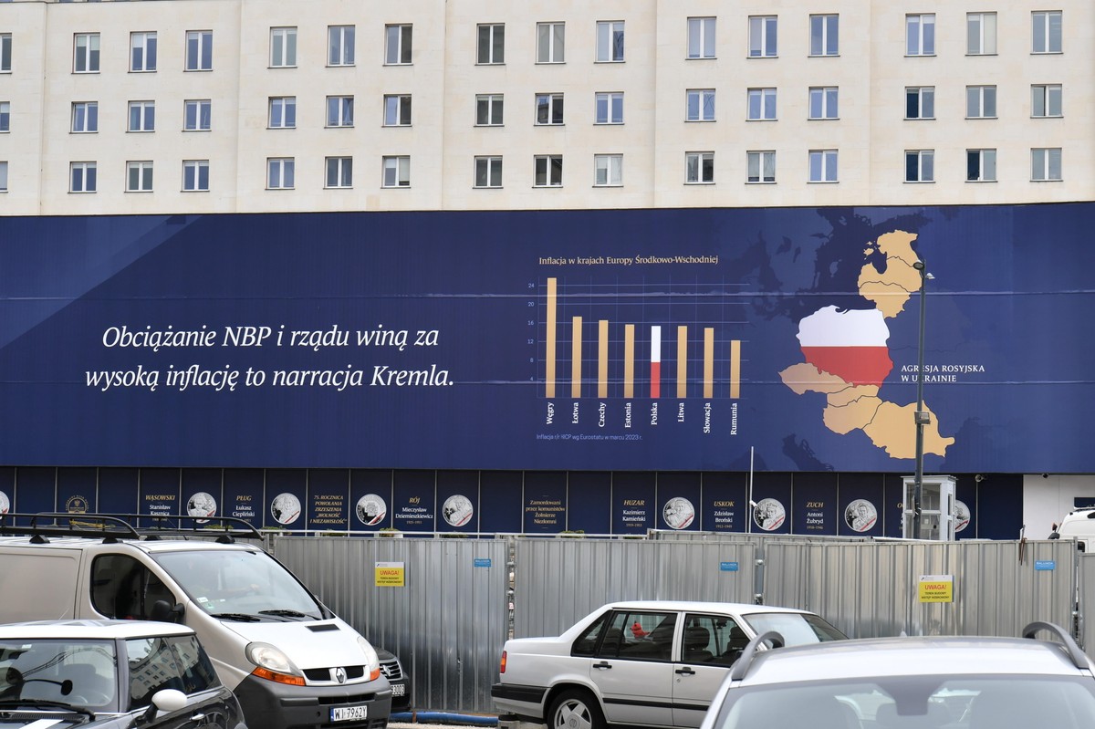 Wielkoformatowy baner o przyczynach inflacji na fasadzie siedziby Narodowego Banku Polskiego, Warszawa, 18.05.2023.
